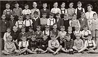 Das Klassenfoto der 3. Klasse 1944 (Geburtsjahrgnge 1935/1936). Gunther Hagemann ist in der 2. Reihe von oben in der Mitte (weies Hemd, dunkle Hosentrger, leicht nach unten gesenktes Gesicht) zu finden. Die Dame oben rechts ist die Lehrerin, nach Gunther's Erinnerung
hie sie Erdmann (Vorname unbekannt).