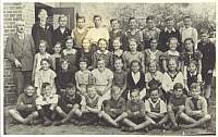 Die Kinder der 5-ten Klasse (Jahrgang 1936) der evangelischen Volksschule in Oliva und deren Schullehrer Herr Gustav Modersitzki