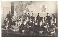 Die Schlerinnen der 8-te Klasse (Jahrgang 1940) der Volksschule (Mdchen) in Oliva und  deren Schullehrer Herr Kornell