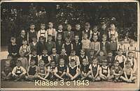 Kinder der Klasse IIIc Jahrgang 1943 mit der Klassenlehrerin Frau Kulling. Kol. Heinz Stillwachs ist mit auf dem Foto und steht in der letzten Reihe links.